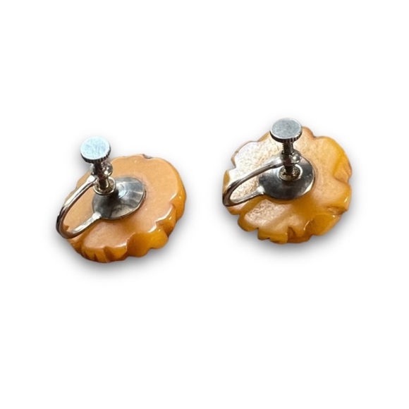 1950s Vintage round carved earrings with screw on backs - Picture 3 of 5
